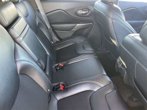 Used 2019 Jeep Cherokee Latitude Plus w/ Comfort/Convenience Group image 12