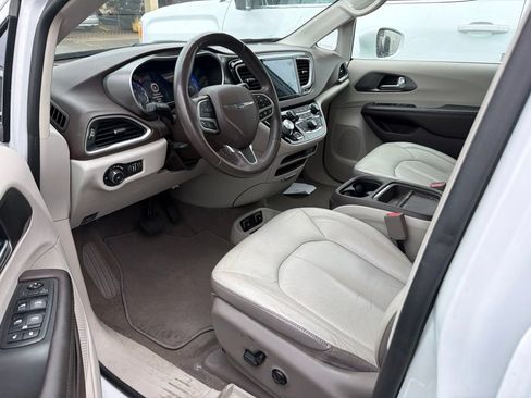 Used 2019 Chrysler Pacifica Touring-L w/ Advanced Safetytec Group FWD image 6