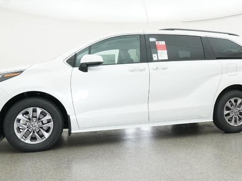 New 2026 Toyota Sienna XLE FWD image 23