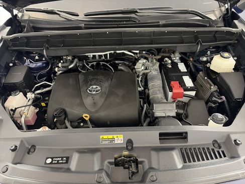 Used 2022 Toyota Highlander XLE AWD/4WD image 12