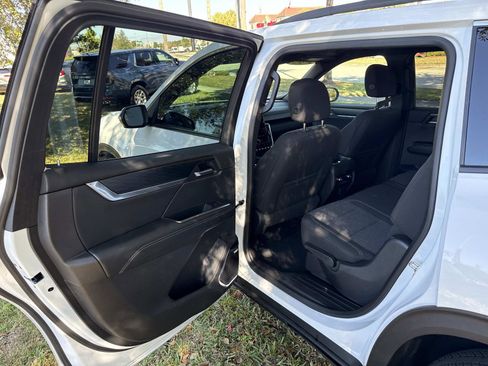 Used 2025 GMC Acadia Elevation image 14