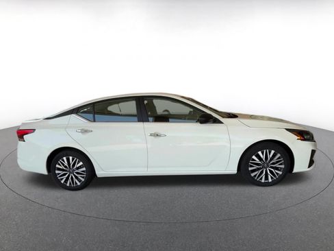 Used 2025 Nissan Altima 2.5 SV FWD image 16
