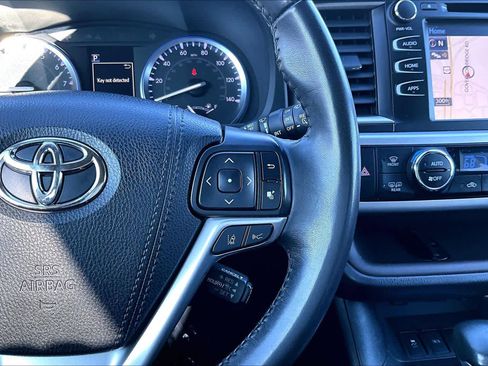 Used 2019 Toyota Highlander XLE image 24