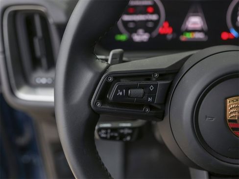 Certified 2025 Porsche Cayenne image 20