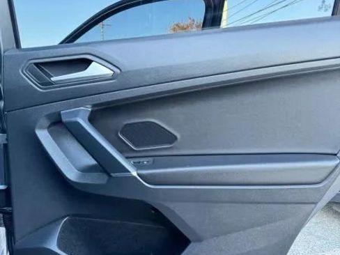 Used 2020 Volkswagen Tiguan SE R-Line image 25