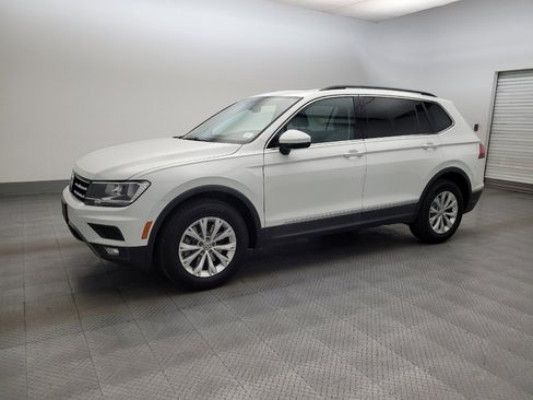 Used 2018 Volkswagen Tiguan SE w/ Panoramic Sunroof Package image 2