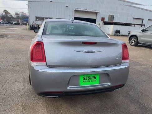 Used 2018 Chrysler 300 Touring L image 7