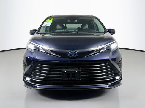 Used 2025 Toyota Sienna XLE FWD image 11