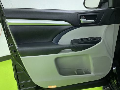 Used 2015 Toyota Highlander XLE image 16