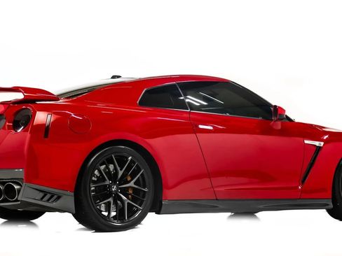 Used 2019 Nissan GT-R Premium w/ Premium Interior Package image 4