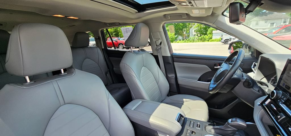 Used 2023 Toyota Highlander XLE AWD/4WD image 20