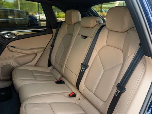Certified 2024 Porsche Macan AWD/4WD image 41