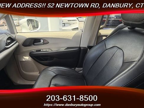 Used 2022 Chrysler Pacifica Touring-L FWD image 15