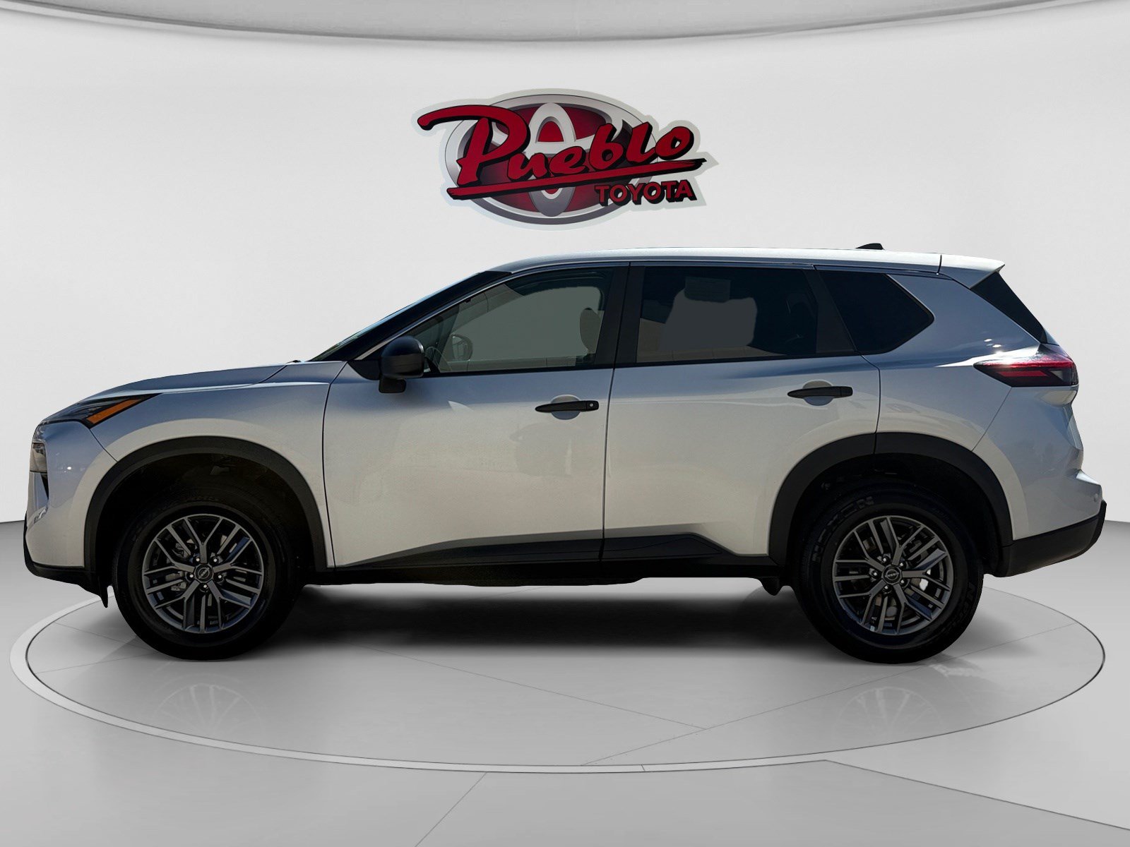 Used 2024 Nissan Rogue S AWD/4WD image 2