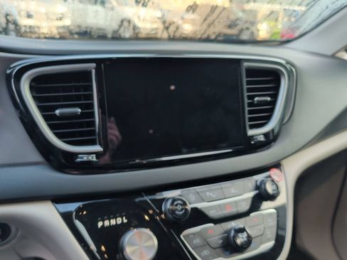 Used 2023 Chrysler Pacifica Touring-L FWD image 8