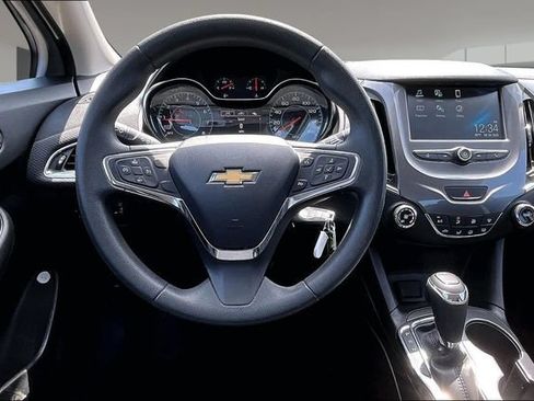 Used 2017 Chevrolet Cruze LT FWD image 8