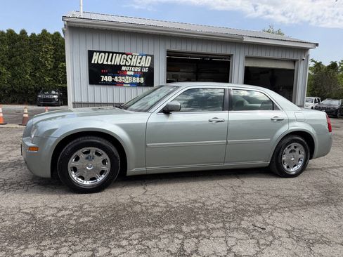 Used 2005 Chrysler 300 Touring RWD image 1