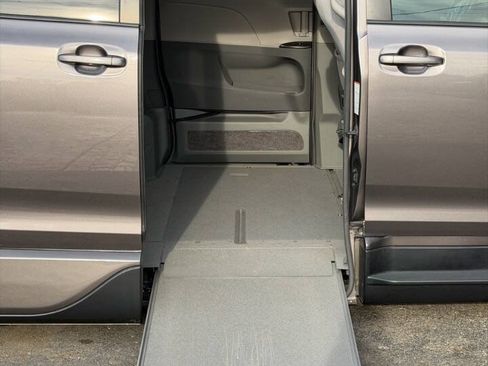 Used 2016 Toyota Sienna LE FWD image 17