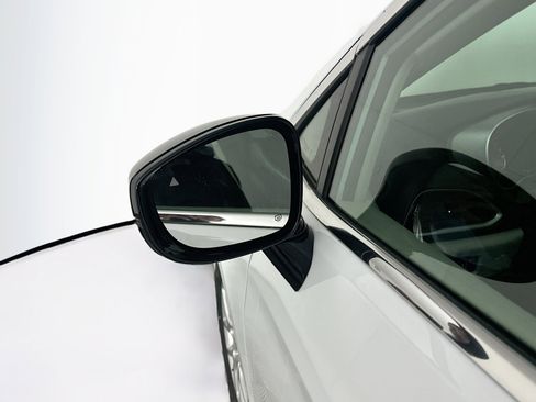 Used 2024 Chrysler Pacifica Touring-L image 16