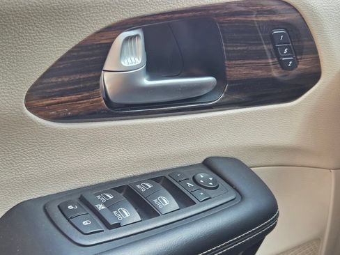 Used 2024 Chrysler Pacifica Limited FWD image 34