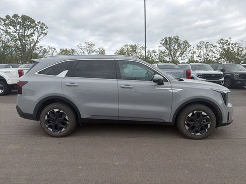 Used 2024 Kia Sorento S image 5