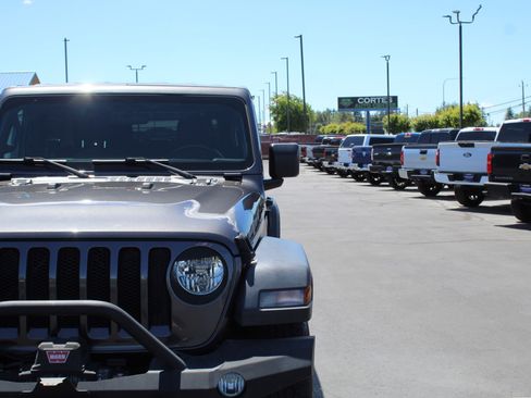 Used 2018 Jeep Wrangler Sport AWD/4WD image 11