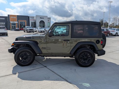 Used 2025 Jeep Wrangler Sport image 4