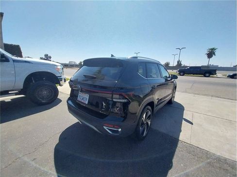 Used 2025 Volkswagen Taos SE AWD/4WD image 5