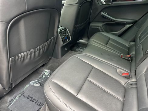 Certified 2025 Porsche Macan AWD/4WD image 13