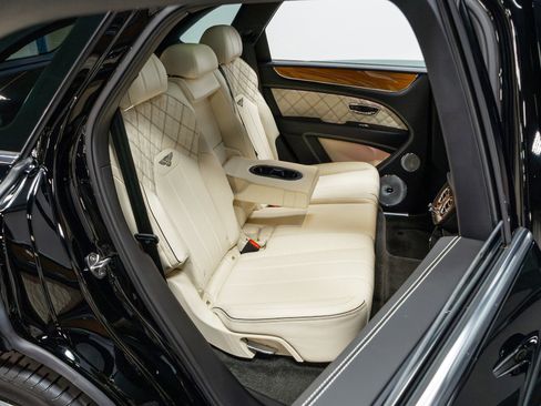 Used 2021 Bentley Bentayga w/ First Edition Specification AWD/4WD image 32