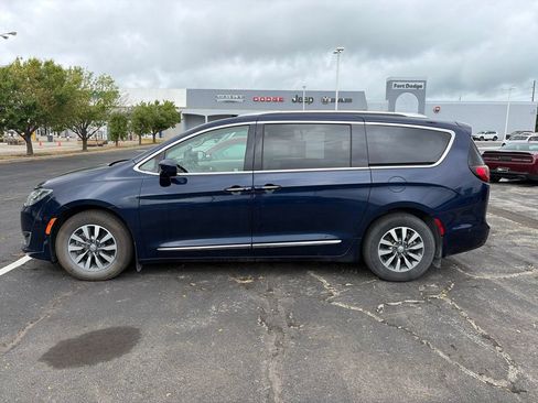 Used 2020 Chrysler Pacifica Touring-L Plus FWD image 2