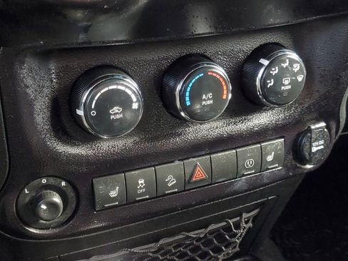 Used 2015 Jeep Wrangler Unlimited Rubicon w/ Connectivity Group image 23