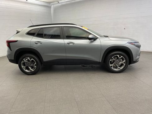 Used 2024 Chevrolet Trax LT w/ Driver Confidence Package FWD image 5