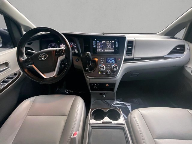 Used 2017 Toyota Sienna XLE FWD image 16