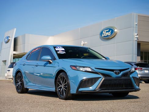 Used 2023 Toyota Camry SE FWD image 1