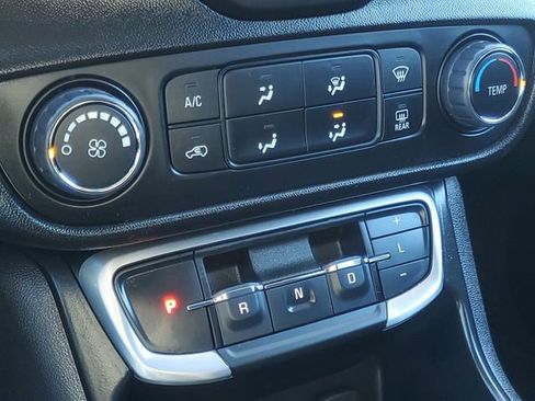 Used 2024 GMC Terrain SLE image 23