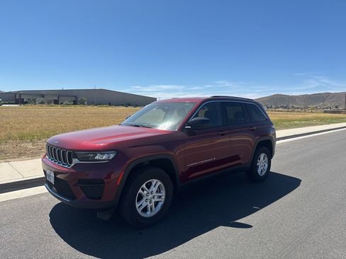 Used 2023 Jeep Grand Cherokee Laredo RWD image 4