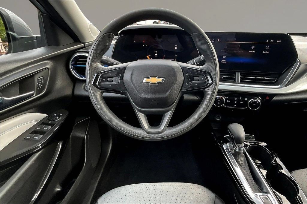 Used 2024 Chevrolet Trax LT FWD image 8