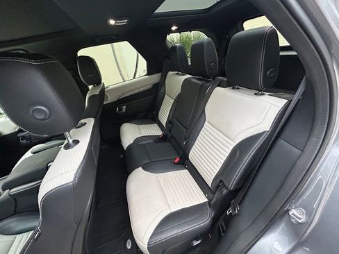 Used 2021 Land Rover Discovery S R-Dynamic image 45