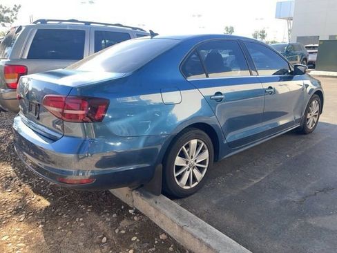 Used 2016 Volkswagen Jetta SE FWD image 2