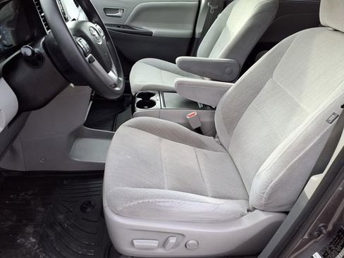 Used 2020 Toyota Sienna LE image 7
