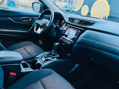 Used 2018 Nissan Rogue SV image 10