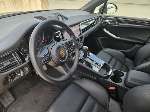 Certified 2025 Porsche Macan image 4