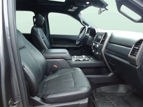 Used 2018 Ford Expedition XLT w/ Equipment Group 202A AWD/4WD image 26
