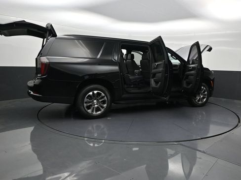 Used 2025 Chevrolet Suburban LT RWD image 34