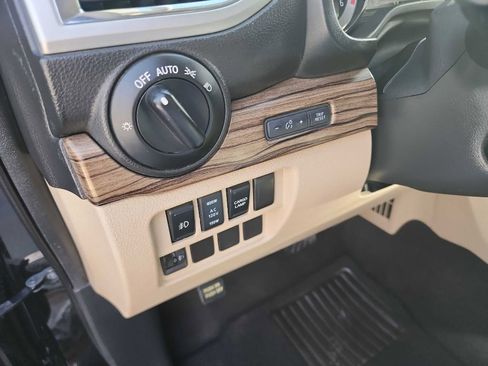 Used 2016 Nissan Titan SL image 18