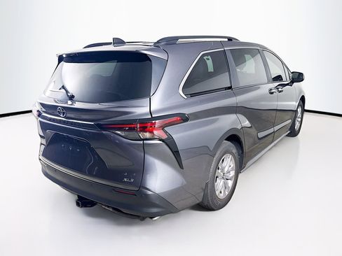 Used 2025 Toyota Sienna XLE FWD image 34