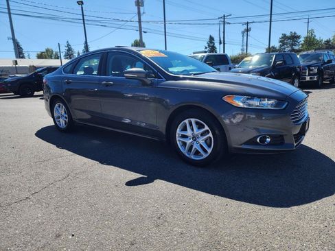 Used 2016 Ford Fusion SE w/ Equipment Group 202A FWD image 4