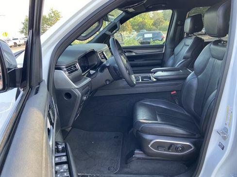 Used 2023 Jeep Wagoneer L Series II RWD image 34
