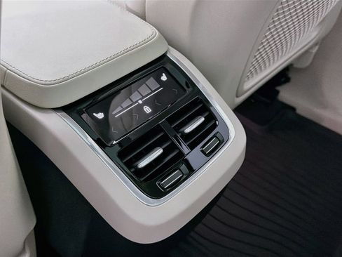 Certified 2024 Volvo XC90 B5 Plus AWD/4WD image 27